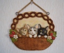 愛猫３匹の壁掛け・かごと苺